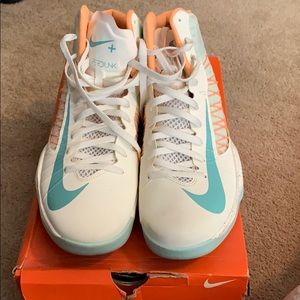 Nike hyperdunk plus!  Great condition 9/10